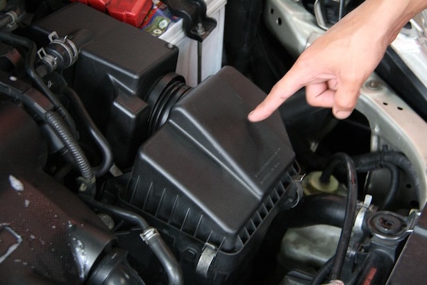 Come sostituire il filtro dell'aria del motore - La Tua Auto